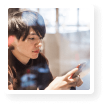 男性がスマホを見ている写真