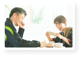 男女のお客様が写真を撮っている